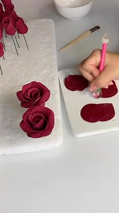 13K views · 43 reactions | Those gum paste #fondant #gumpaste look so stunning I think you guys should save this post and let me know when you create you a cake with this method of flower decoration. What is your favourite 朗 technique do you use to make a gum-paste flower? Thank you  @gardensugarflowers Video ✅ @gardensugarflowers ✅ | Adam Schihab | Facebook