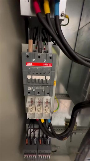 Power factor correction panel with 6 stages working perfectly, here you can see stage 2 and 3 engaging ⚡️ #viralreels #electrician #electricianlife #construction #trendingnow #viral #explore #reeloftheday #reel #sparky #fyp #electrical #electricians #follow | Casey Faram