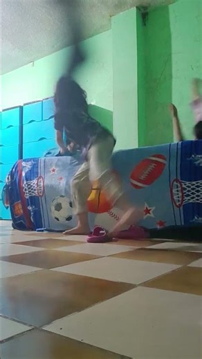 yo y mi prima en una pijama jugando a las peleas de almuada