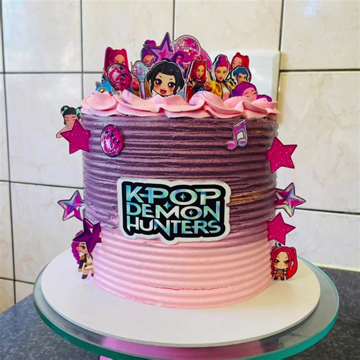 Demon slayers unite! 🕷️🔥 Cake inspired by K-Pop's hottest hunters #kpopcake #demonhunters #huntrix #fyp #namibiantiktoker🇳🇦
