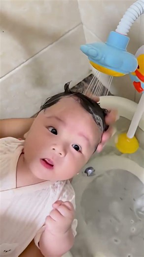 This Mini Duck Showerhead Makes Babies LOVE Bath Time🚿