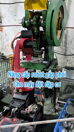 Automatic workpiece picking robot for mechanical stamping machines #robotpicker #robot