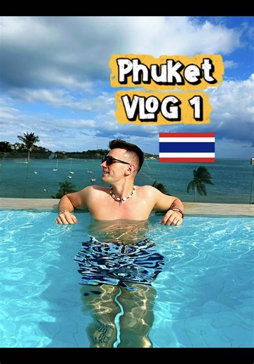 Pierwszy vlog z Tajlandii 🇹🇭✈️ Biznes klasa do Phuket? Nie wiem — leciałem ekonomiczną 😅 Był pad thai za grosze, basen na dachu, masaż i klasyczne zakupy w 7-Eleven. A to dopiero początek 🌴 #tajlandia #phuket #vlog #travelvlog #travel Tajlandia Phuket vlog podróże Azja pad thai street food hotel basen rooftop influencer travel reels