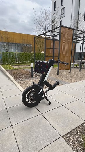 „Schaut her, wie ich meinen E-Pilot von Alber ganz leicht ankopple, ohne dafür Kraft aufbringen zu müssen! 💪 Zuerst bringe ich die Bremsen am Rollstuhl zum Einsatz, lege dann den Rückwärtsgang am E-Pilot ein und drücke ihn langsam nach vorne, und gebe gleichzeitig Gas, bis er angekoppelt ist. Dann einfach bremsen öffnen, den Vorwärtsgang einlegen und schon bin ich startklar für eine tolle Fahrt mit meinem Alber E-Pilot! 🚀 #AlberEPilot #Barrierefreiheit #Selbstständigkeit #straightouttacarstens