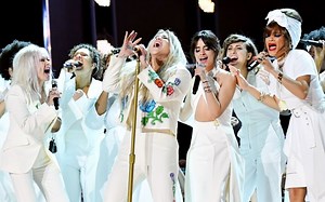 【Kesha】联手众女星超感人献唱《Praying》