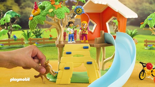 Have fun all day long in the Limited Edition #PLAYMOBIL Adventure Treehouse. The treehouse with slide and climbing wall offers lots of opportunities to move around and play. When evening comes, the parents light the campfire and the barbecue is prepared. While singing songs and telling stories, the time flies by. What a wonderful day! The set contains two PLAYMOBIL figures and two children's figures, a dog, an adventure treehouse with a slide, two bicycles, a campfire, a guitar and many other gr