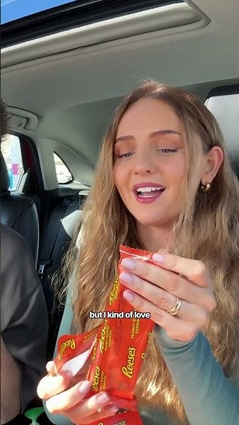 Trying the VIRAL Peanut Icecream Sandwich?! 🤤