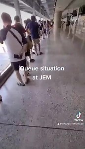 Queue to enter JEM (Jurong East) from level 2 Thanks to a friend of our page for sharing. | Singapore Atrium Sale