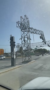 9.1K views · 89 reactions | El semáforo ubicado en el cruce principal de Friusa, en Bávaro, muestra una falla visible en su estructura. Aunque sigue en funcionamiento, la base central parece debilitada, como si estuviera rota o a punto de ceder. Se hace un llamado urgente a las autoridades competentes para que inspeccionen y corrijan el problema antes de que cause un accidente. Bávarodigital.net | Bavaro Digital | Facebook