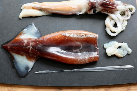 イカの捌き方。下処理（下ごしらえ）の方法と切り方を動画で解説。