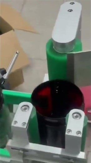 Full-automatic round bottle labeling machine