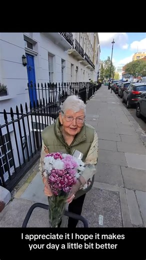 All Things Good | A simple act, a big impact🌼Who would you give flowers to today? Follow @allthingsgood for more positive content💙 📹 Shared from... | Instagram