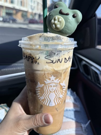 Happy Sunday 🥰✨ Evening coffee run at @Starbucks and trying the new Frog Cake Pop 🐸 Order: Quad espresso with vanilla sweet cold foam, caramel drizzle, and cookie crumble topping. The perfect little Sunday treat. 💕 #starbucks #coffee #coffeetiktok #sunday #coffeetime