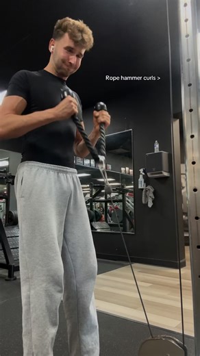 intinfit on Instagram: "one of my all time favorites ☺️ Want more bicep workouts COMMENT GROW !💪🏼 #gym #sleeperbuild #leanmuscle #fitness"