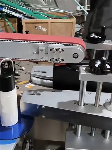 Fully automatic single side labeling machine, toolbox labeling machine #labelingmachine #bottlelabelingmachine #fillingmachine