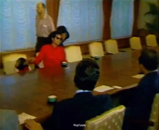 Michael Jackson uses sign language to talk to his pet Chimpanzee. In the video below, he ordered Bubbles to sit down, as he was distracting Michael Jackson.It's really mindblowing how Michael Jackson still had the time to learn sign language, despite his extremely busy routines and calender.This shows how much Michael Jackson was a workaholic and someone who will always see anything through, as long as it's what he really wants.