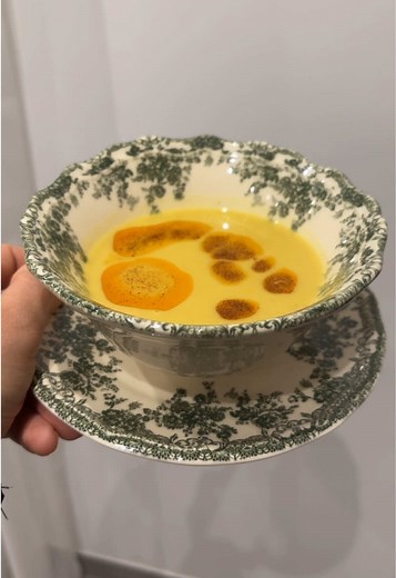 Soupe aux lentilles 💛 1 tasse de lentilles rouges 1 gousse d'ail 1 cuillère à soupe de beurre Une demi-cuillère à café de curcuma 1 cuillère a soupe de farine Sel 1 pincée de cumin #foryoupage❤️❤️ #pourtoi #tarif #soupe#repasfacile