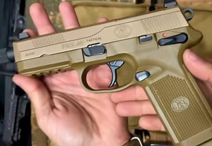 老外第一视角展示FN509&FNX45战术手枪