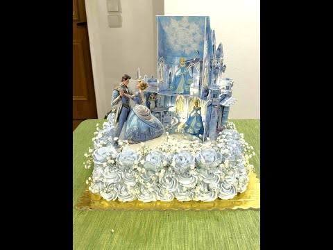 Μια απλή τούρτα γενεθλίων με ένα κάστρο.