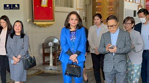 Khunying Potjaman Visits Thaksin at Bangkok Remand Prison | Khaosod English