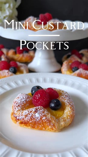 Press here for the Recipe Mini Custard Pockets Indulge in these delicious mini pudding pockets with creamy vanilla custard filling and adorned with fresh berries Ingredients For the Vanilla Custard 250 ml milk 3 egg yolks 50 g sugar 20 g cornstarch 1 tsp vanilla extract For the Custard Pockets 1 roll of puff pastry about 400 g from the refrigerated section Egg yolk for brushing 1 tsp cream or milk for brushing Powdered sugar for dusting Raspberries and blueberries for decorating Preparation 1 He