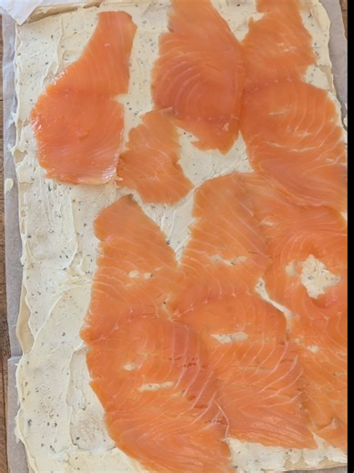 Ingredients Pizza dough Herb cream cheese Smoked salmon 1 egg (for egg wash) Fresh dill Instructions Preheat oven to 190°C Roll out dough, spread cream cheese, and top with smoked salmon. Roll into a log, cut in half lengthwise, twist, and form into a circle. Brush with egg wash, sprinkle with dill. Bake 20–25 minutes until golden. #recetterapide #easyrecipeideas #belgianblogger #belgiquetiktok #belgianblog