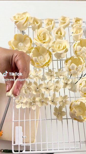 Gum Paste Flowers • • • • #gumpaste #gumpasteflowers #sugarflowers #sugarflower #sugarflowerart #artsugar #cake #cakes #cakedecorator #cakedesign #cakedecorating #cakeart #cakeartist #cakedecoratorsofinstagram #cakesupplies #topper #toppers #flowers #birthdaycake #weddingcake #weddingcakes #cakemaker #cakemaking