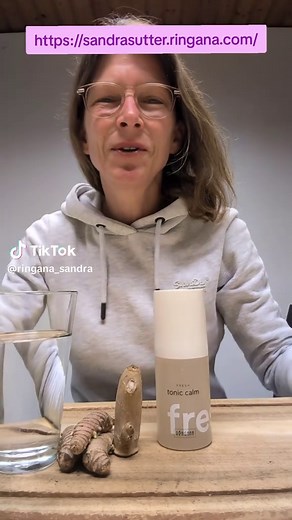 „Harmonie für deine Haut. Ein Gefühl, wie ein Sprung in den Pool.“ 🌿 Nach der Gesichtsreinigung kommt für mich ein Schritt, den ich nicht mehr überspringe: das RINGANA Tonic calm. Ich trage es direkt nach der Reinigung auf – und genau hier macht es den Unterschied. Die Haut wird beruhigt, ausgeglichen und optimal vorbereitet, damit die Wirkstoffe der anschließenden Beauty-Routine überhaupt richtig ankommen können. Wie ein leiser Übergang von rein zu gepflegt. Tonic calm ist ideal für sensible,