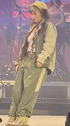 Lola Young Faints On Stage...