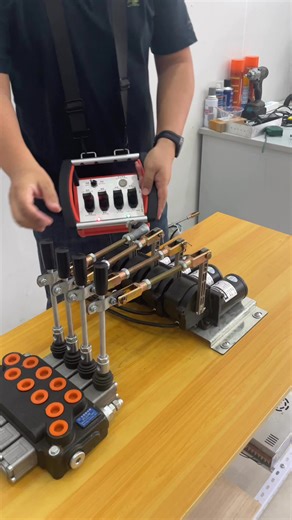 Manufacturer of wireless remote controller for crane,4-way wireless remote controller, 5-lever wireless proportional remote controller, 6-channel wireless proportional remote controller, 7-way wireless proportional remote controller, 8-function wireless proportional remote controller, good micro-motion, simple installation, no influence on the original vehicle operation, waterproof, and remote control distance of 500 meters.#crane #cranetruck #cranes #craneoperator #cranelove #cranework #craneli