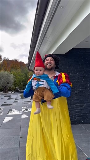 293K views · 10K reactions | Blanche-Neige et les Nains 藍藍藍 #videoviral #franks #Nicocapone #Nicoetdani #Daniella | NICO & DANI | Facebook