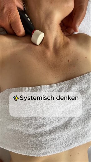 CMD ist kein Kieferproblem. Es ist ein Systemproblem. Was nach „schiefem Biss“ aussieht, ist oft das Ergebnis von Taktfehlern im ganzen Körper: vom craniomandibulären System bis zum zerviko-thorakalen Übergang. Wenn Muskeln, Faszien, Gefäße und Nerven in diesem Bereich aus ihrem physiologischen Rhythmus geraten, entstehen genau die Beschwerden, die so viele kennen: Kieferklemme, Nacken- und Gesichtsschmerzen, Schwindel, Tinnitus, trigeminale Schmerzen. „Symptome sind Taktfehler. Krankheiten sind