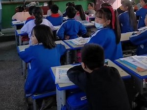 针对传统课堂教学，教师为主体、讲授为重点、知识为中心，教学少慢差费，低效无效的问题，王粲老师采用，“导、学、问、练、评”课堂教学模式，提现学生为主体、发展为中心，促进学生主动学习、自主发现、合作探究、积极展示、有个性发展的理念，以提出问题、研究问题、解决问题、延伸问题为线索，以教师的主导，学生的自主学习、自主研究、自主解决问题、自主延伸发展为教学流程，课堂上学生潜心自学、专注投入、生生互动、师生互