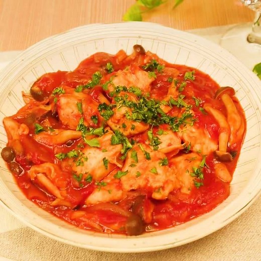 きのこの旨味たっぷり！ 鶏胸肉ときのこのピリ辛トマト煮のレシピ動画・作り方 | デリッシュキッチン