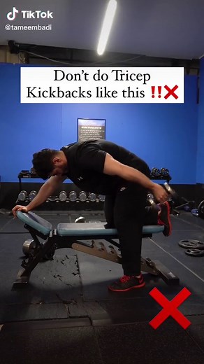 One of the few ways that you can target the tricep long head with dumbbells is with Tricep kickbacks. Make sure to do it correctly! (Yes, it is not the best exercise to do, and if you train in a gym theres about 100 better options. But if you have limited equipment or only train at home, then it is okay to do) #tricepsworkout #tricep #tricepkickbacks #tricepsday #tricepform #triceplonghead #tricepsexercise #armdaytips #tricepday