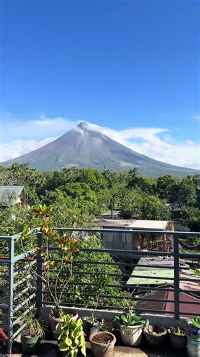 Looking for an affordable and comfortable stay with a beautiful Mayon View? Stay with us at El Jinga Transient — perfect for your Albay getaway! ✨ Why stay with us? ✔ Affordable rooms ✔ Comfortable and relaxing place ✔ Amazing Mayon Volcano view ✔ Near tourist spots 📍 Located at Pandan, Daraga Only 5 minutes away from the famous Cagsawa Ruins 🌋 🚗 Additional Services Available: • ATV Rides at Cagsawa • Car Rental • Motor Rental • Albay Tour Package • Sorsogon Tour Make your trip easy, fun, and