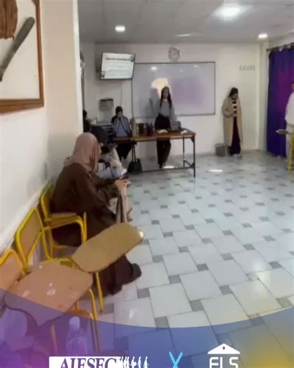 École de Langues Sibawaih. on Instagram: "🎓 Formation créative Sibawaih × AIESEC in Oran | 15–17 décembre Dans le cadre de notre collaboration avec AIESEC in Oran, l’école Sibawaih a accueilli une formation artistique sur trois jours, axée sur l’expression et la créativité des jeunes. - 15 décembre: Découverte des instruments de musique, avec un focus sur la guitare : prise en main, initiation et premiers repères. - 16 décembre: Session photographie : utilisation de la caméra, mode portr