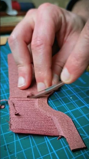 Skiving leather with a French skiver. The way to get your leather thinner. Leathercraft tools.
