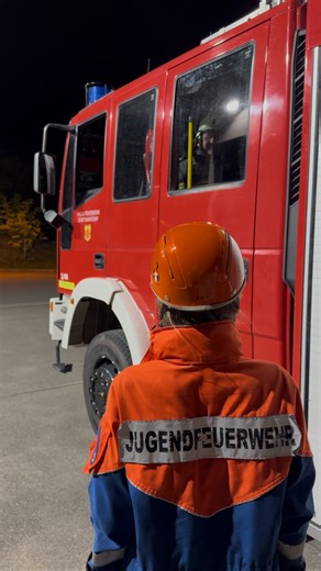 JUGENDFEUERWEHR MARKDORF on Instagram: "🏡🚒 Wohnsitz: Feuerwehrhaus 🏡🚒 Kennt ihr auch diesen einen Kameraden, der immer da ist? Egal ob 6.00 Uhr morgens, mitten in der Nacht oder Sonntagmittag. Man fährt am Feuwerwehrhaus vorbei und da steht schon wieder sein Auto auf dem Hof. 👨🏻‍🚒😂 Manchmal fragt man sich, ob er überhaupt noch ein Zuhause hat… oder ob das Feuerwehrhaus längst zur offiziellen Meldeadresse geworden ist. 🏠🔥 Aber mal ehrlich: Ohne solche Leute würde’s einfach nicht laufen!