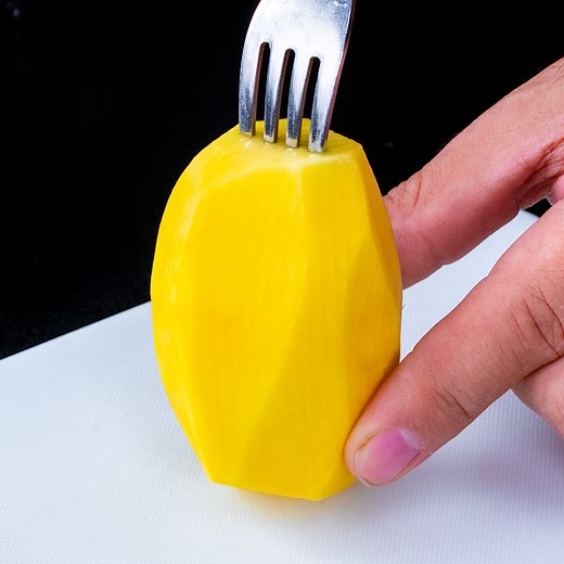 1.9M views · 7.7K reactions | Colazione da re con una patata sulla forchetta! La mia famiglia la adora Ingredienti: patate - 250 g sale - 5 g farina - 15 g olio d'oliva - 15 ml mozzarella - 150 g uova - 1 pz formaggio - 150 g | Cookrate - Italia | Facebook