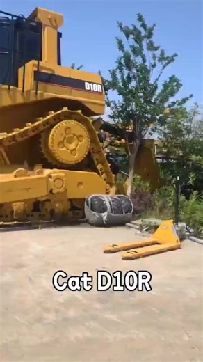 The Caterpillar D10 bulldozer is a heavy-duty construction machine characterized by high power, durability, and efficient operation, suitable for complex working conditions such as mining and road construction. Here are its core features: Power and Performance Engine: Equipped with a Cat C27 ACERT engine, delivering a net power of 447kW (600hp) (SAE J1349/ISO 9249), increasing to 538kW (722hp) in reverse, with a torque reserve of 21%. Fuel Efficiency: 4% reduction in fuel consumption, equipped w