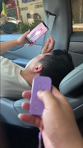 Bluetooth remote control for mobile phones. The mobile phone can also automatically jump codes.