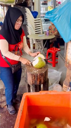 మలేషియా లో🇲🇾 కొబ్బరి బోండం అమ్ముకుని బతికేయొచ్చు 😳 #shorts #trending #vlog