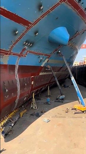 Engineering Marvel: The 400m Container Ship 🌊🚢