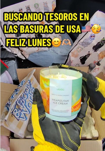 Buscando tesoros en las basuras de USA 🇺🇸✨ chicos, estas fueron las cosas que encontré hoy 🕵️‍♀️💖 unas velas 🕯️ y algunas cositas pequeñas 🛍️✨ y aunque no encontramos tantas cosas en el segundo basurero 😭 seguimos en la búsqueda de más tesoros♻️✨ #meldidumpsterdive #dumpsterdiving #loquetiranenusa #usa #dumpsterdiver