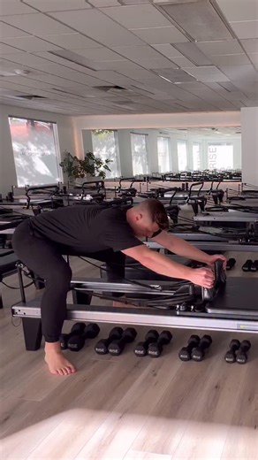 Reverse Straddle Row Drop a 🔥 if you’re going to try this! 🔑 Step back far enough to maintain spring tension in the full range of motion. Load up the springs. Great way to work the back and biceps. #nathanrossrees #reformer #reformeracademy #reformerlibrary #reformerworkout | nathanrossrees