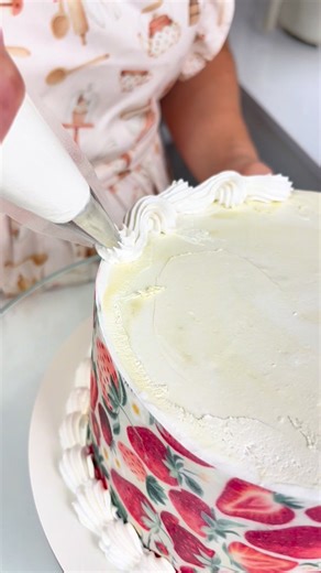 1.5M views · 5.2K reactions | Fiz um bolo com morangos na decoração | Taisnara Bolos Decorados | Facebook