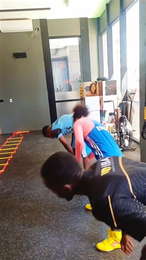 ጃሬት "ስዊፍት" ኸርድ የቀድሞ አሜሪካዊ ፕሮፌሽናል ቦክሰኛ እና የunified የቀላል መካከለኛ ክብደት (light middleweight) የዓለም ሻምፒዮን ሲሆን፣ በቅርቡ በመጋቢት 2025 (እ.ኤ.አ) ራሱን ከስፖርቱ አግልሏል። ስራውንም በ25 ድሎች፣ በ4 ሽንፈቶች እና በ1 አቻ ውጤት አጠናቋል። በከባድ ግፊት እና በኃይለኛ የቦክስ አጨዋወቱ የሚታወቀው ኸርድ፣ ከ2017 እስከ 2019 ባሉት ዓመታት የWBA (Super)፣ IBF እና IBO ማዕረጎችን ይዞ ነበር። ​የስራ ጉዞ እና ዋና ዋና ክንውኖች ​ነሐሴ 31 ቀን 1990 (እ.ኤ.አ) በአኮኬክ፣ ሜሪላንድ የተወለደው ኸርድ፣ ቦክስ የጀመረው በ15 ዓመቱ ነበር። በፕሮፌሽናል ደረጃ መስከረም 2012 (እ.ኤ.አ) ከመጀመሩ በፊት 32-8 የሆነ መጠነኛ የአማተር ሪከርድ ነበረው። ​የዓለም ሻምፒዮንነት ደረጃ፦ ኸርድ በየካቲት 2017 (እ.ኤ.አ