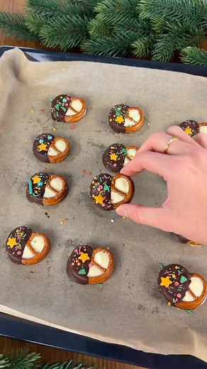 201K views · 2.6K reactions | 泌 Schoko-Brezel Plätzchen | ohne Backen...