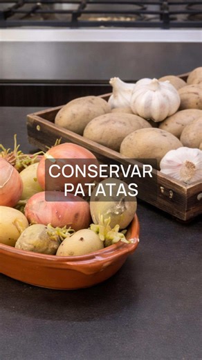 Cebollas, patatas y ajos: una combinación muy común… pero con un detalle importante que cambia cómo debes guardarlos. La cebolla emite etileno, un gas que acelera la maduración y puede hacer que las patatas broten antes de tiempo, generando compuestos como la solanina, que no interesa consumir. En cambio, el ajo contiene alicina y compuestos azufrados que ayudan a frenar la germinación. Lo importante a tener en cuenta en casa: - Si la patata está verde, la vamos a poner con las cebollas para ace